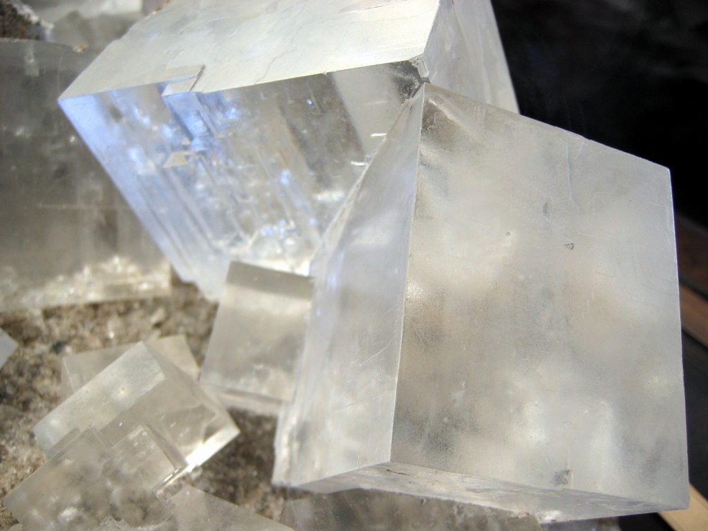 Kristalle von Steinsalz (stoffliche Ebene)