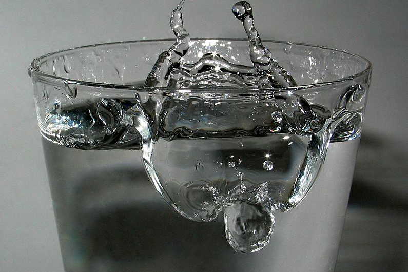 Wasser ist ein Reinstoff: Wasser in einem Glas